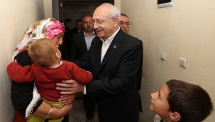 Kılıçdaroğlu Van’da elektriği kesik aileyi ziyaret etti