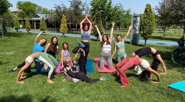 Parkta yoga yapanlar CİMER’e şikayet edildi, güvenlik engelledi!