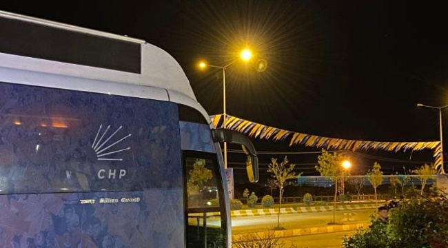 Van’da CHP’nin çalıştay düzenlediği otelin önüne AK Parti bayrakları asıldı, polis müdahale etmedi!