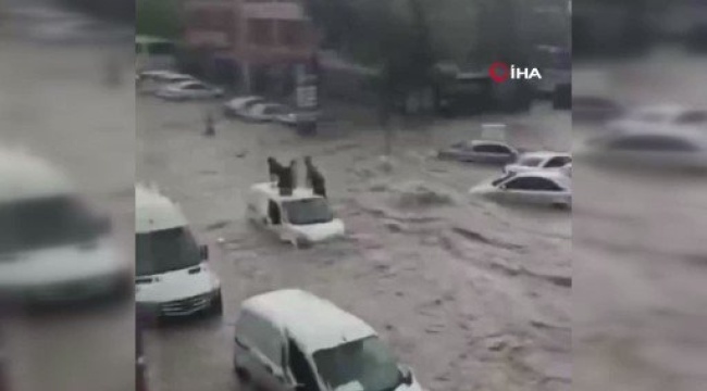 Ankara'yı sağanak vurdu: Araçlar suya gömüldü