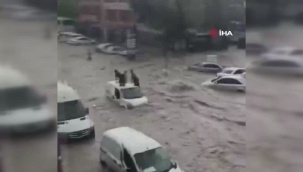 Ankara'yı sağanak vurdu: Araçlar suya gömüldü