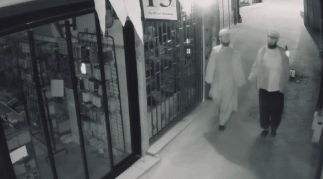 Atatürk posterini indiren iki kişi güvenlik kamerasına yansıdı