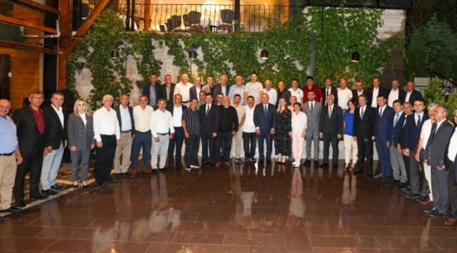 Bakan Çavuşoğlu’yla buluşan muhtarlardan biri, sevgilisini de yanında götürüp ‘Manavgat’ın kadın muhtarı’ diyerek tanıttı