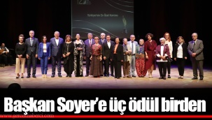 Başkan Soyer’e üç ödül birden