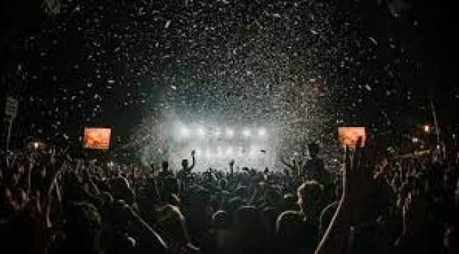 Bin 134 sanatçıdan konser yasaklarına karşı ortak açıklama: “Bu ülkenin tek sahibi değilsiniz”