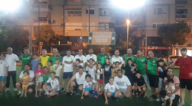 Bostanlısporlu küçük futbolcular  babalar gününü sahada kutladı