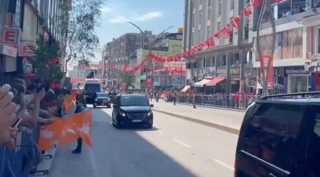 Erdoğan'ın geçişi sırasında yol kapatıldı, karşıdan karşıya geçiş yasaklandı; vatandaşlar durumu protesto etti