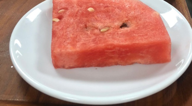 KYK yurdunda bir dilim karpuz 6,5 liraya satılıyor!