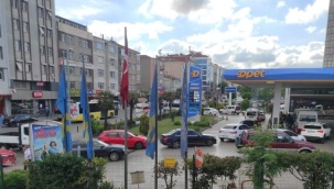 Motorin ve benzine büyük zam öncesi akaryakıt istasyonlarında araç kuyruğu