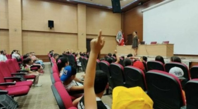 Valiliğin düzenlediği panelde etek giyen avukata sözlü saldırı: Masanın arkasında anlat, biz din adamıyız