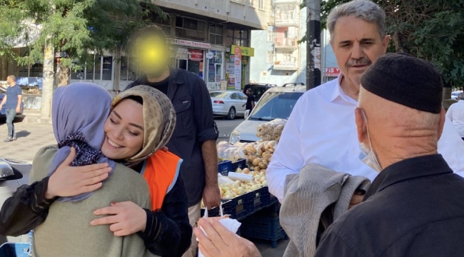 AK Parti ilçe başkanı polise parti broşürü taşıttı
