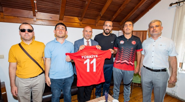 Başkan Soyer görme engelli sporcuları ağırladı