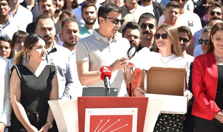 CHP Gençlik Kolları'ndan AK Parti'ye kargo: Broşür ve büyüteç