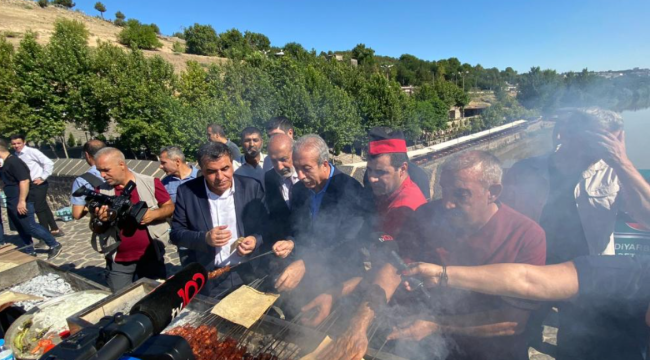 Diyarbakır Ciğer Kebabı'nın lansmanı yapıldı: 600 porsiyon ciğer ikram edildi, eski bakan mangal başında mesai yaptı
