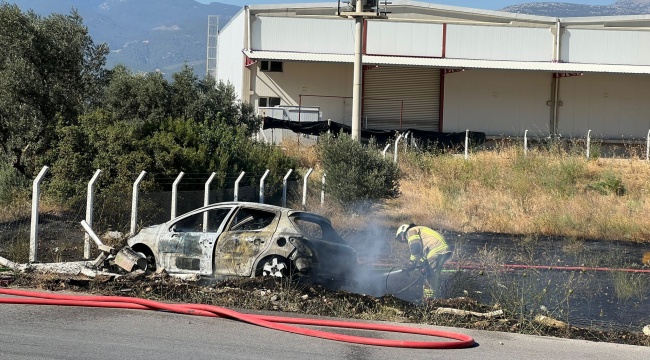 İzmir’de kaza yapan araçta çıkan yangın otluk alana sıçradı