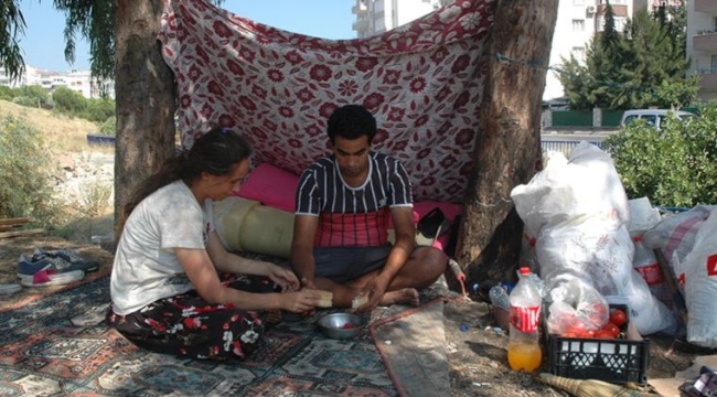 İzmir'de kirasını ödeyemeyen aile, bayram arifesinde 2 yaşındaki kızları ile sokakta kaldı