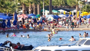 İzmir'in gözde tatil merkezlerinden Foça'da tatilci yoğunluğu