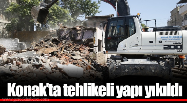 Konak'ta tehlikeli yapı yıkıldı