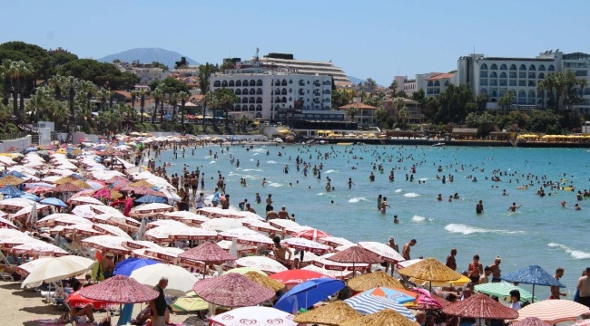Kuşadası’nda plajlar doldu, Milli Park yangın riskine karşı kapatıldı
