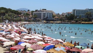 Kuşadası’nda plajlar doldu, Milli Park yangın riskine karşı kapatıldı