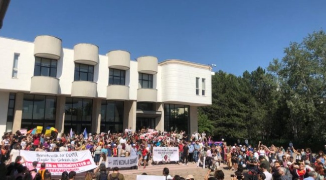 ODTÜ’de Mezunlar Günü’nde Rektörlük önünde eylem: “Mezuniyetin yeri Devrim’dir!”