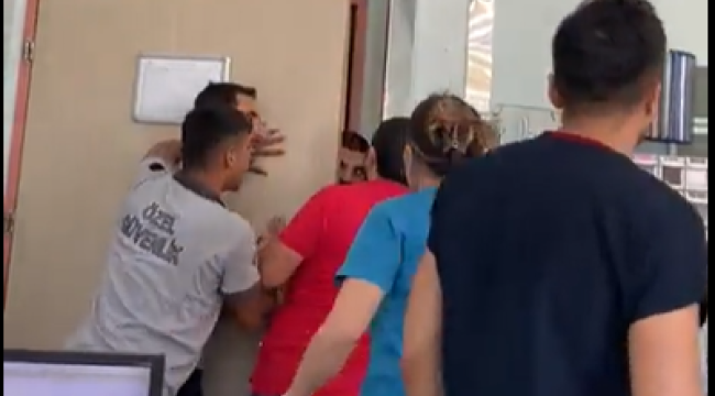 Sağlıkta Şiddet Bitmiyor: Bıçaklı Saldırganı Kapıya Dayanarak Engellediler