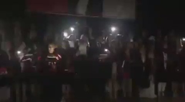 Selçuk Üniversitesi'nde öğrenciler, değiştirilen Hekimlik Andı'nın orijinalini okurken ışıklar kapatıldı, perde indirildi