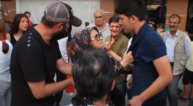 Sokak röportajına dalan kadın, sözlerine sinirlendiği gencin yakasına yapıştı