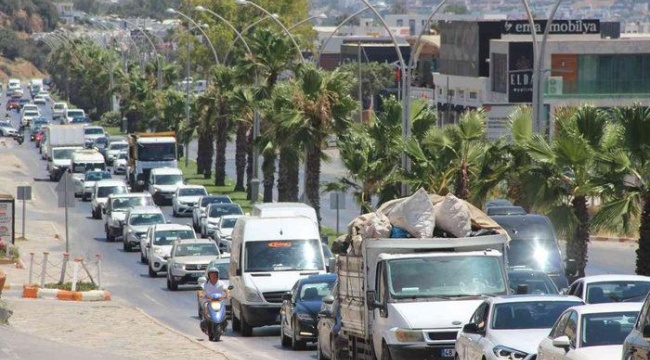 Tatilde nüfusu 5 kat arttı! Dönüş çilesi başladı: Kilometrelerce kuyruk oluştu