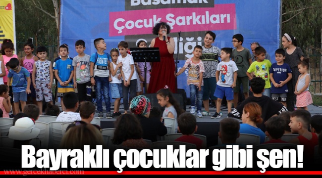 Bayraklı çocuklar gibi şen!
