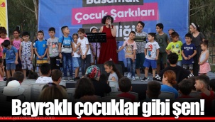 Bayraklı çocuklar gibi şen!