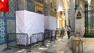 Eyüp Sultan Türbesi'nin çinilerine çekiçli saldırı