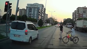 İki yaya, kırmızı ışıkta geçen aracın altında kalmaktan son anda böyle kurtuldu