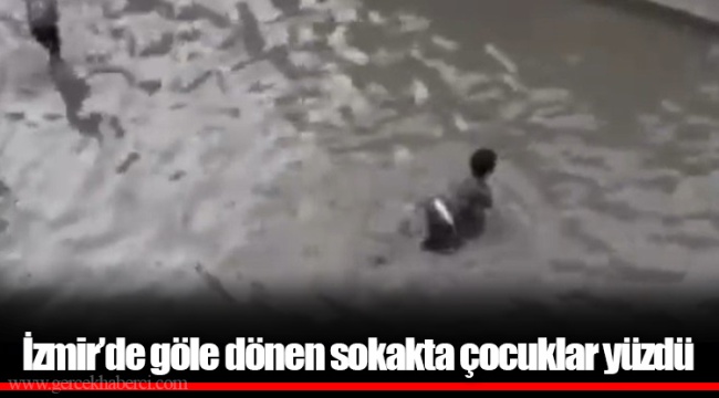 İzmir’de göle dönen sokakta çocuklar yüzdü