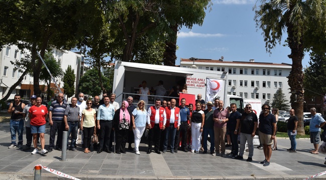 Kızılay Karşıyaka, bin 500 kişiye aşure dağıttı