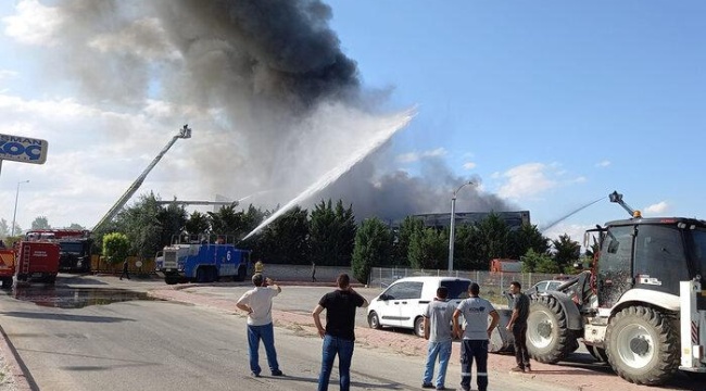 Konya'da korkutan fabrika yangını! Dumanlar gökyüzünü kapladı