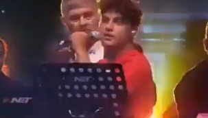 Konya'daki konserde bir genç sahneye atladı: