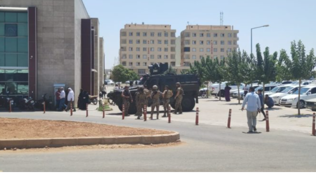 Sağlık kontrolüne götürülen cinayet şüphelisi, jandarmaların gözü önünde öldürüldü