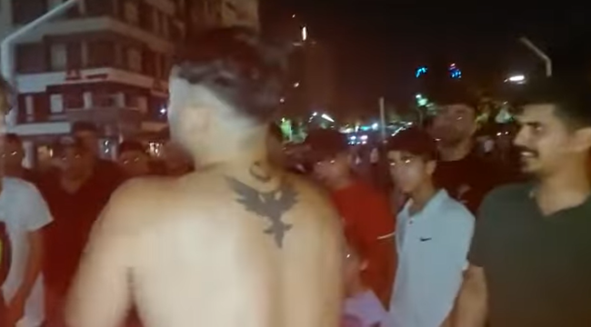 Taksim İstiklal caddesinde "Suriye" sloganları atan bir gruba müdahale eden vatandaş, o anları sosyal medyadan yayınladı