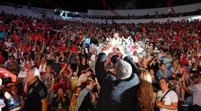 Ajda Pekkan ve Sıla on binlerce Çeşmeli’ye konser verdi