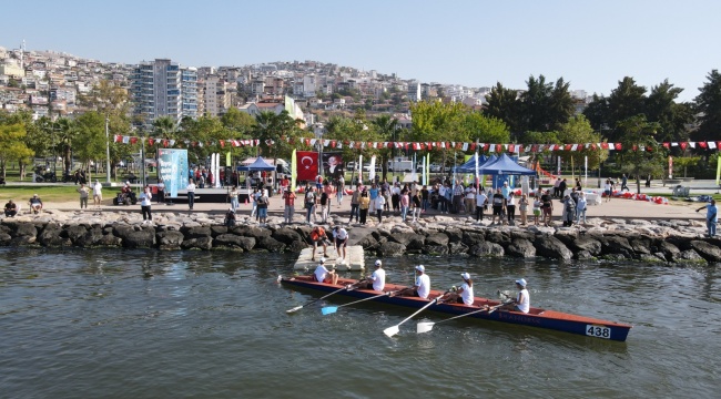 Bayraklı denize açıldı: Başkan Sandal kanoya bindi, kürek çekti