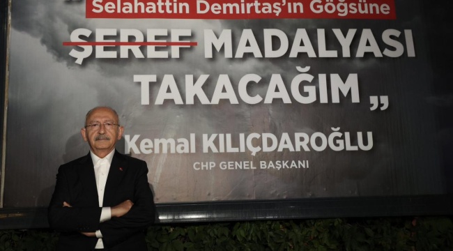 Kılıçdaroğlu, kendisini hedef gösteren afişin önünde poz verdi: Ne uğruna yapıyorsunuz bunları; biraz daha çalmak çırpmak için