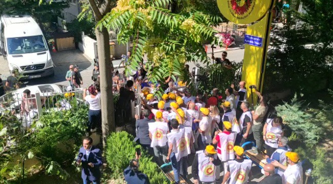 Öğretmenlerin eylemi öncesi polis saldırısı: Eğitim-Sen binası ablukaya alındı