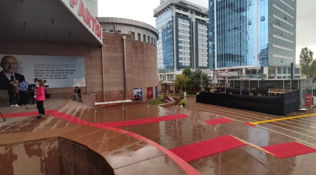 6'lı masa toplantısı sırasında fırtına gazetecilerin bulunduğu platformu uçurdu