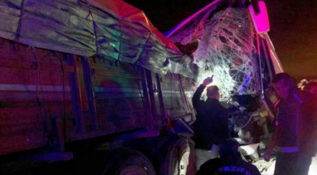 Amasya’da yolcu otobüsü ile TIR çarpıştı: Ölü ve yaralılar var