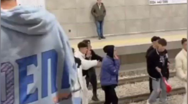 Bursa'da bir grup genç metro istasyonunda raylara inip, bekleyen yolculara tezahürat yaptı