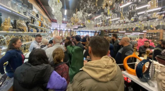 Bursa'da yurttaşlar ucuz ürün için birbirlerini ezdiler