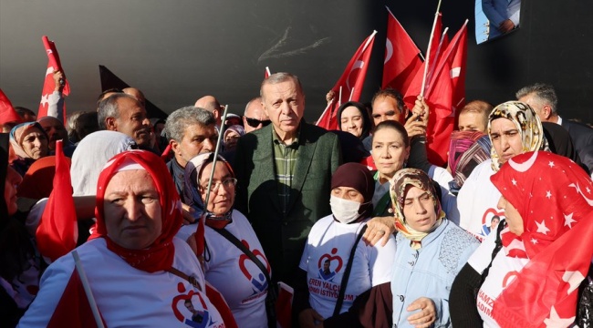 Cumhurbaşkanı Erdoğan, Diyarbakır anneleriyle bir araya geldi