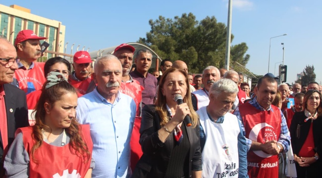 DEÜ Hastanesi’nde sürgün protesto edildi:  “Haksız ve hukuksuz”