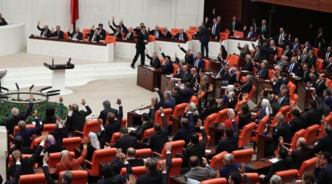 'Sansür yasası' Le Monde'da: Türkiye'de ifade özgürlüğüne son darbe